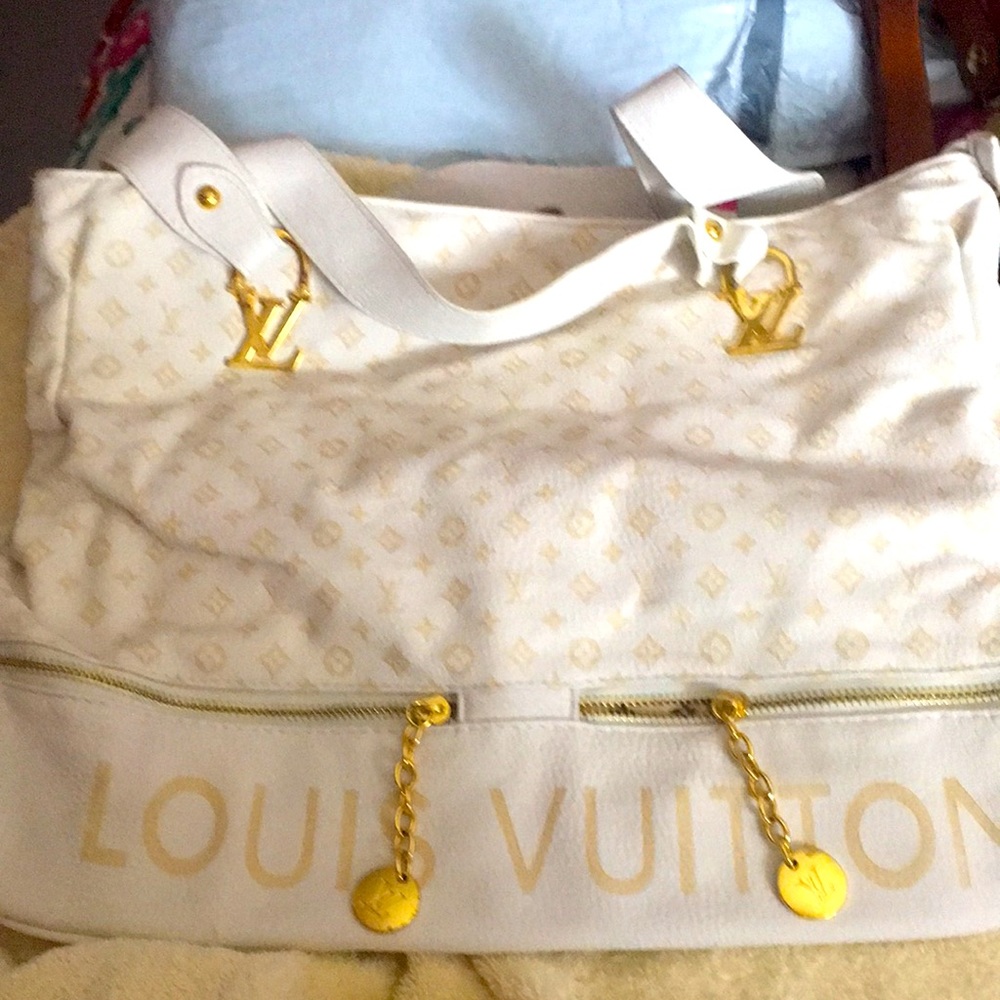 Large shoulder bag.